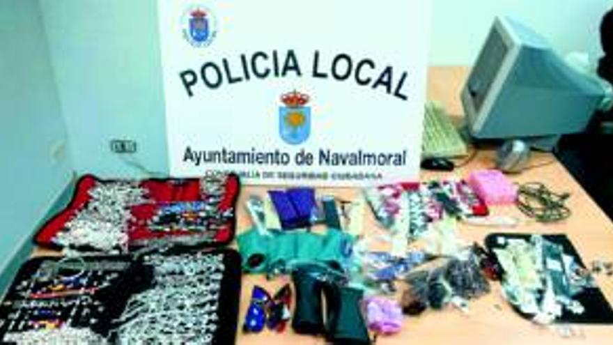 La policía local requisa 160 joyas y gafas de origen ilícito