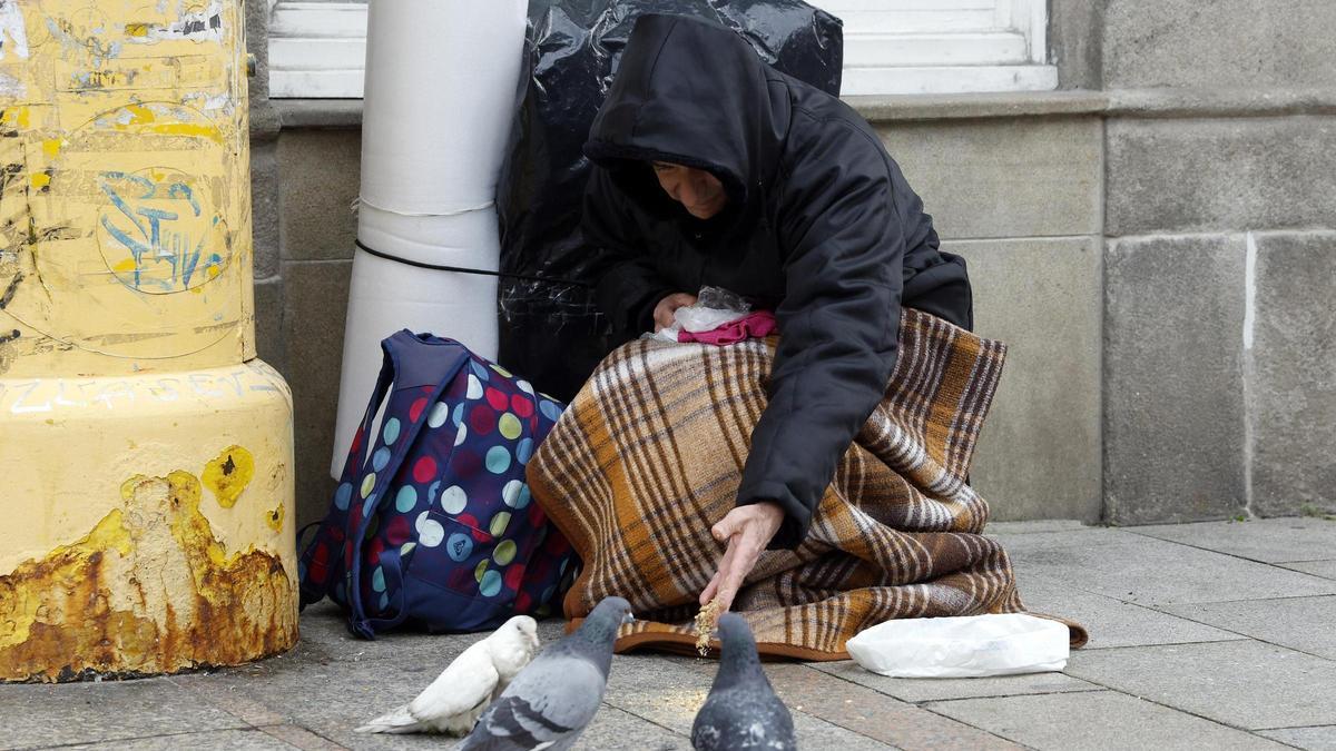 Persona indigente o sin techo (sin hogar), pidiendo en la calle