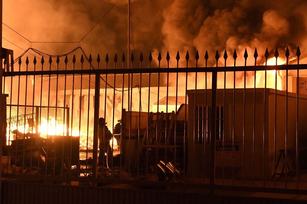 Estas son las imágenes que el aparatoso incendio de Puente Tocinos ha dejado este sábado