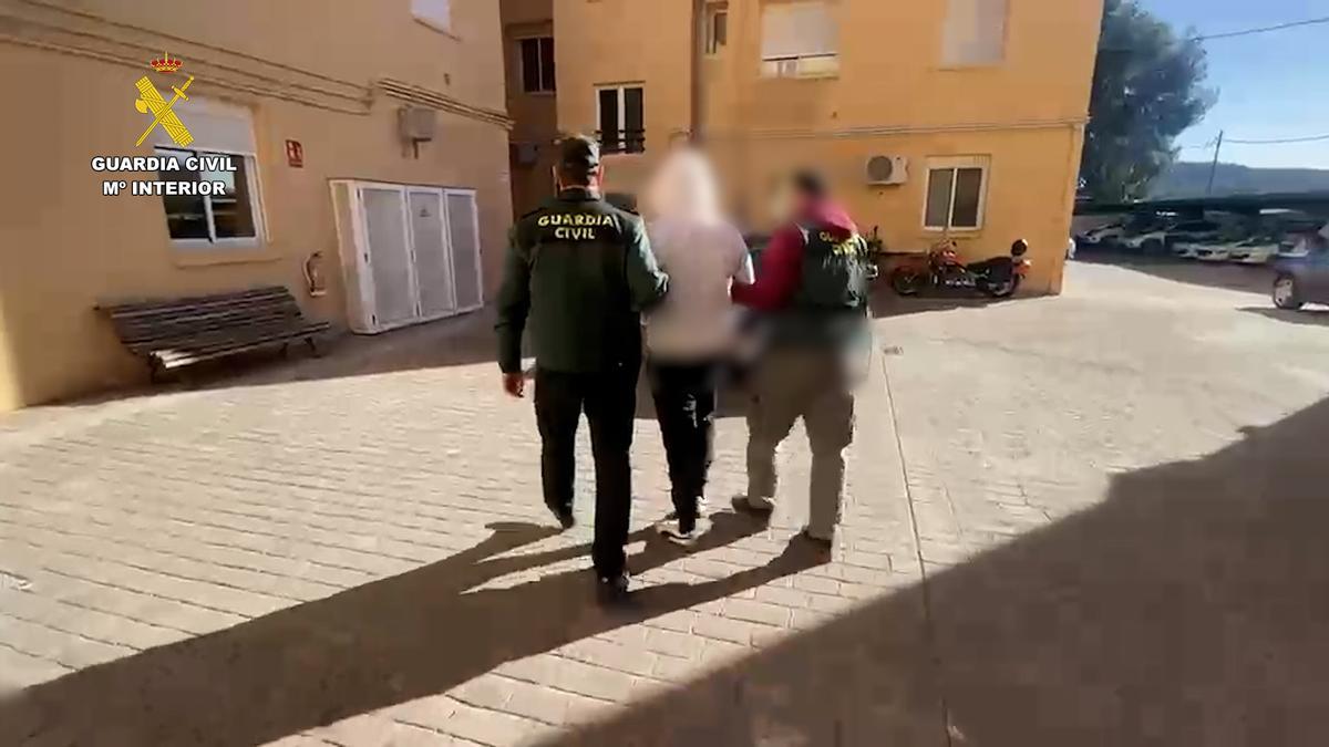 Dos agentes de la Guardia Civil conducen al autor del presunto robo a los cuarteles.
