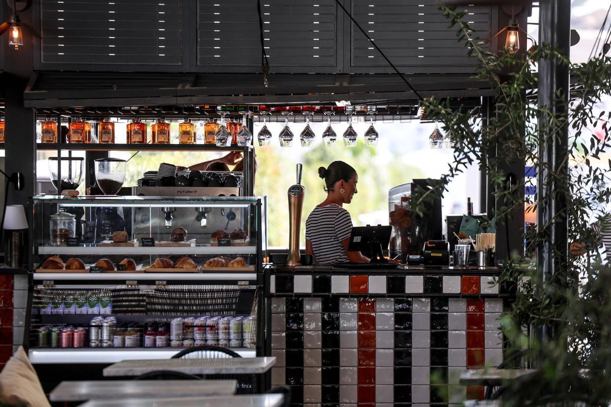 La barra del bar y restaurante Filin, rodeado de tiendas de lujo.