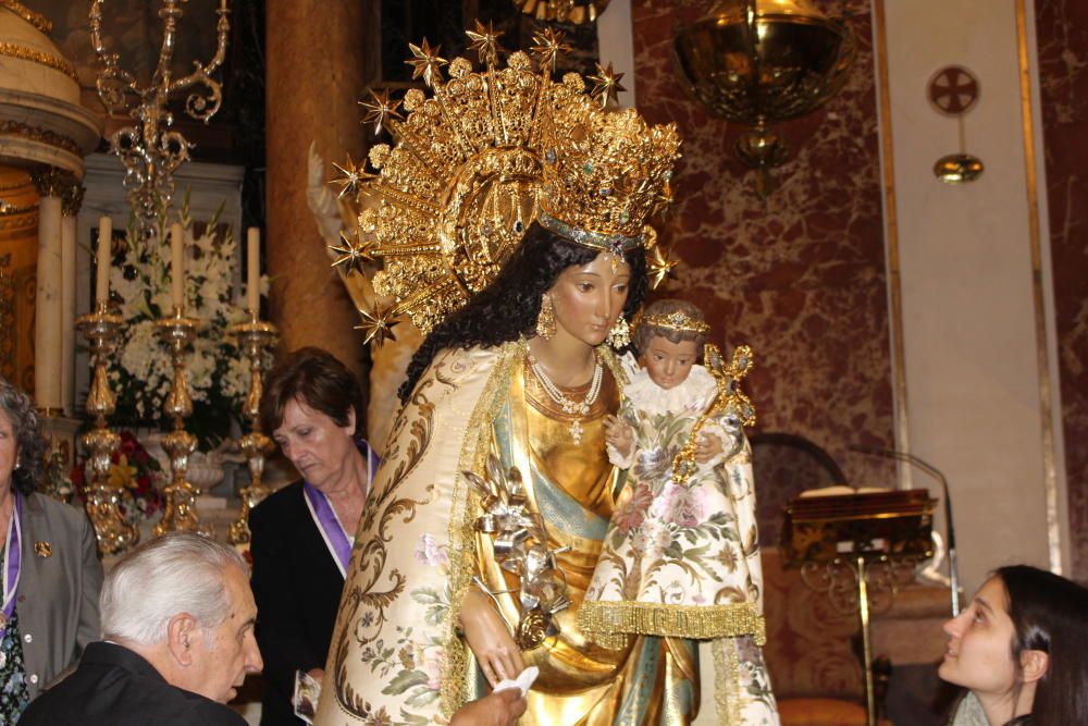 Besamanos de la Virgen de los Desamparados hasta la madrugada