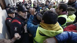 Los agricultores intentan entrar al Parlamento de Navarra por la fuerza