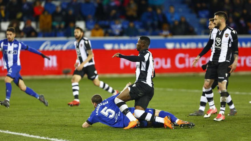 El Levante se desangra en Vitoria