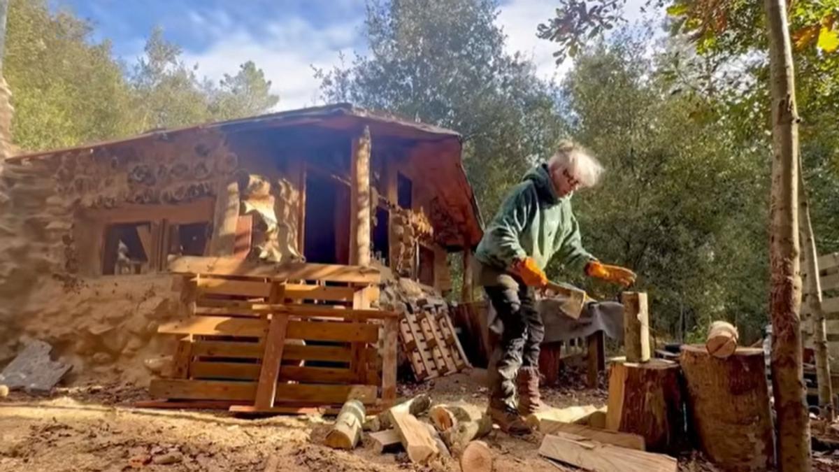 Una jubilada es construeix una cabana al bosc de Girona i hi viu amb una pensió de 800 euros