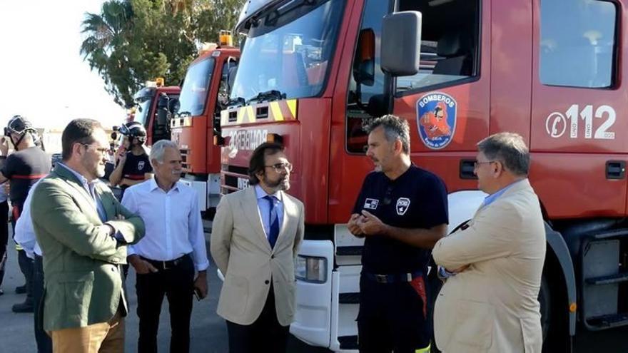 El consejero Rivera visitó ayer el parque de bomberos del Mar Menor de Los Alcázares.