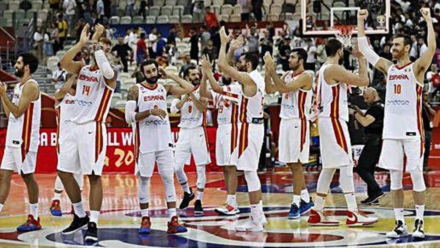 Los jugadores saludan desde el centro de la pista al término del partido contra Polonia.