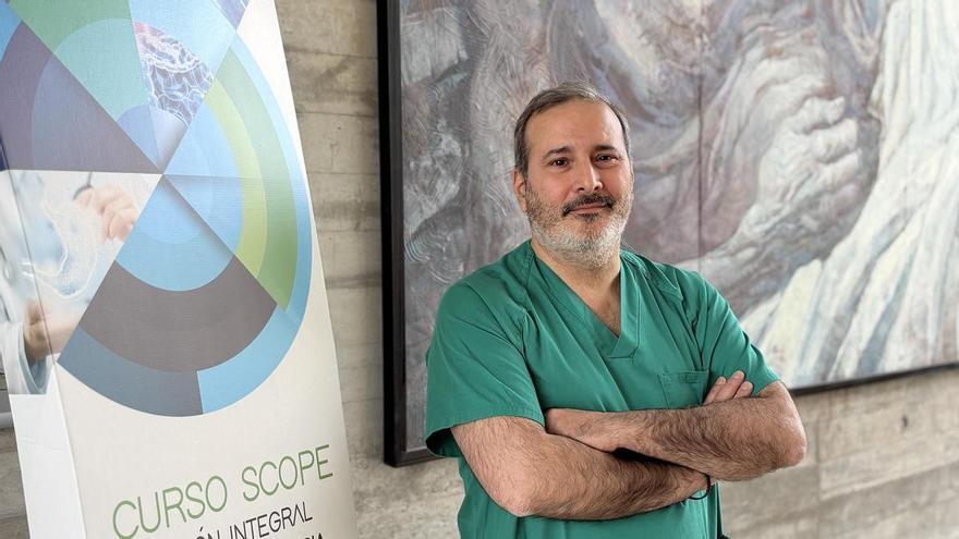 Una enfermedad silenciosa que afecta al intestino entre los 15 y los 40 años: el doctor Carpio explica en Cáceres los principales aspectos y avances en su tratamiento