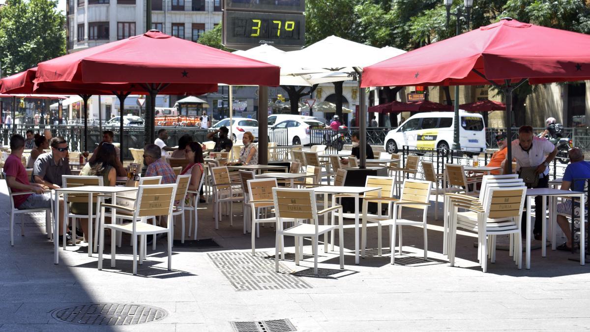 Gente tomando aperitivo en unas terrazas de Zaragoza