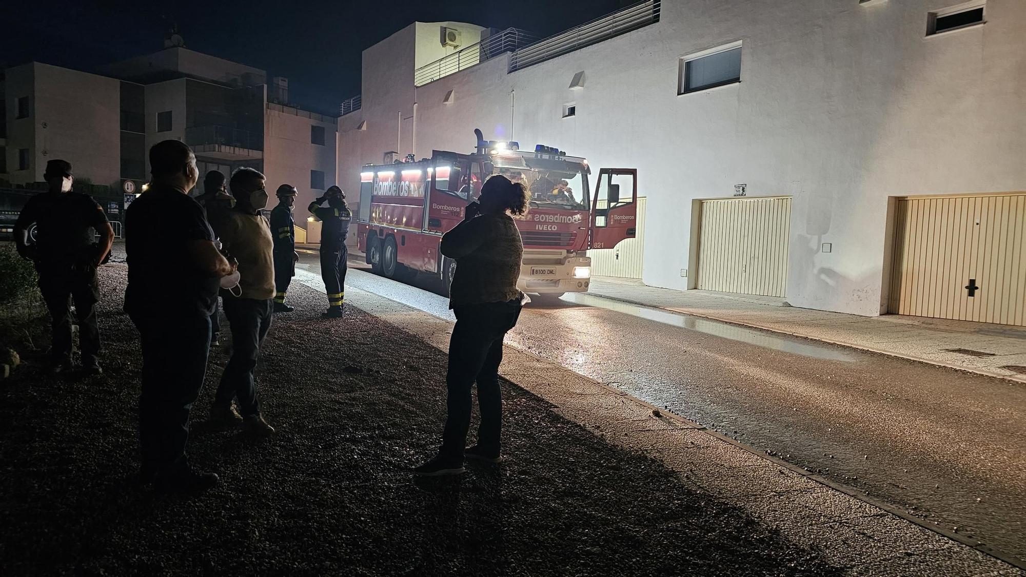 Las llamas del incendio en Orihuela Costa