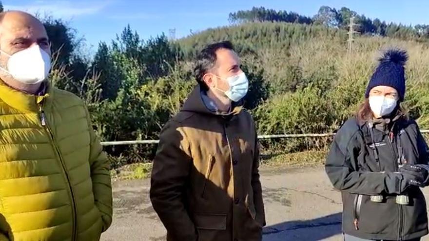 David Villar, Director del Medio Natural,visita los trabajos de censos de aves en el pantano de La Granda en Gozón