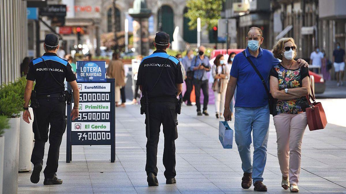 Una patrulla de la Policía Local de A Coruña recorre la plaza de Lugo.