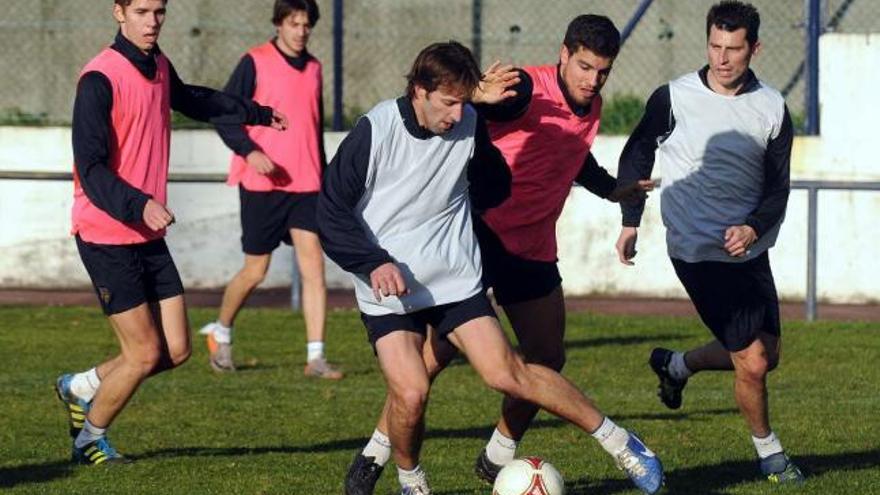 Santi Domínguez trata de llevarse el balón ante le presencia de Pablo, Adrián Gómez y David Pérez // Rafa Vázquez