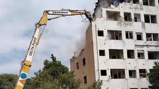 Comienza el derribo del edificio 'El Barco' de Esplugues, desalojado en marzo por riesgo de derrumbe