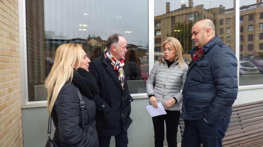 Cristina Coto y Pedro Leal, ambos a la derecha, conversan con el portavoz del grupo municipal, Eduardo Martínez Llosa, y una militante, ayer, delante del centro de salud de la Pola.