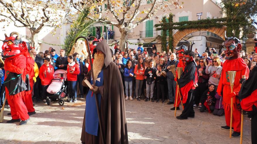 Sant Antoni: Los &#039;dimonis&#039; y Sant Antoni ya están en las calles de sa Pobla