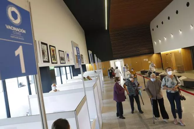3.000 convocados para vacunarse en el Álvaro Cunqueiro