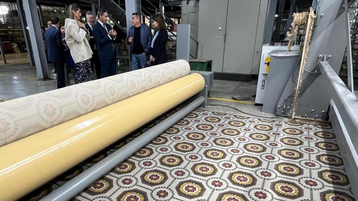 Los responsables de la EUIPO y de la Unión Europea pudieron conocer de primera mano el proceso de fabricación de Alfombras de Crevillente