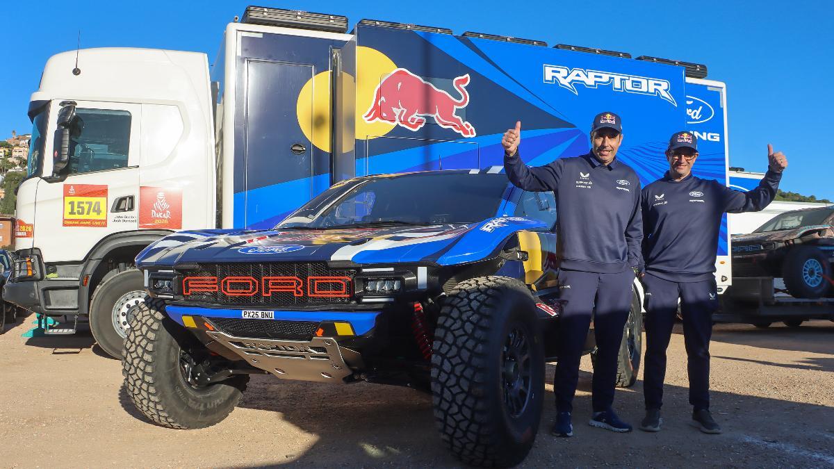 Nani Roma y su copiloto, Alex Haro, con el Raptor T1+