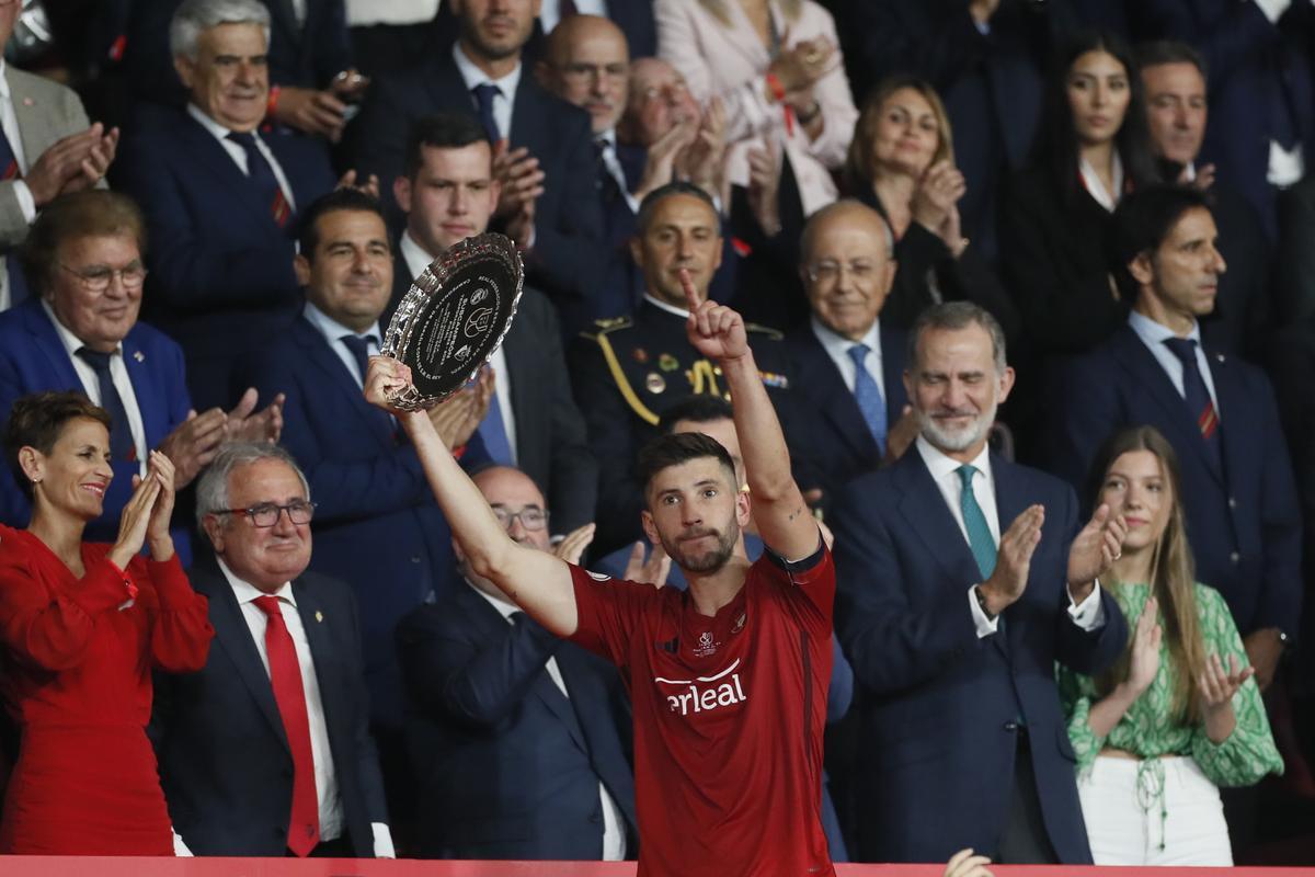 SEVILLA, 06/05/2023.- El defensa de Osasuna, David García, recibe el trofeo de subcampeones de la Copa del Rey tras caer derrotados frente al Real Madrid en el encuentro que han disputado hoy sábado en el estadio La Cartuja de Sevilla. EFE/José Manuel Vidal