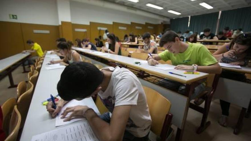 Últimos exámenes de selectividad en la Universidad de Alicante.