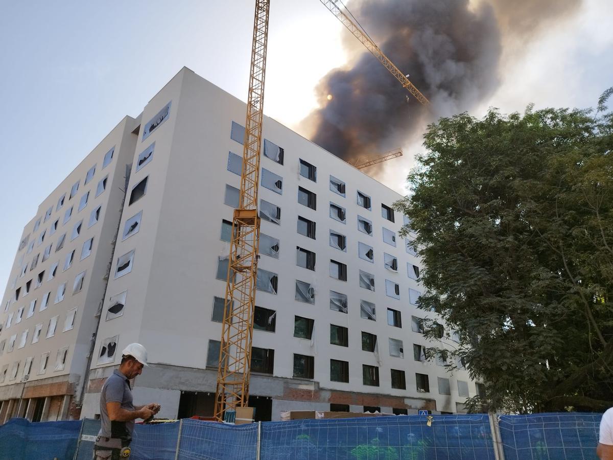Alarma en Sevilla por un incendio en las obras del nuevo hotel en la Antigua Fábrica de Tabacos de Los Remedios Alarma en Sevilla por un incendio en las obras del nuevo hotel en la Antigua Fábrica de Tabacos de Los Remedios