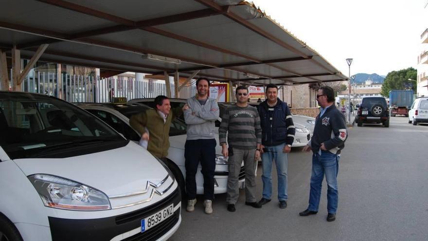 José Alhama con algunos miembros de la asociación ante la parada de taxis de Inca.