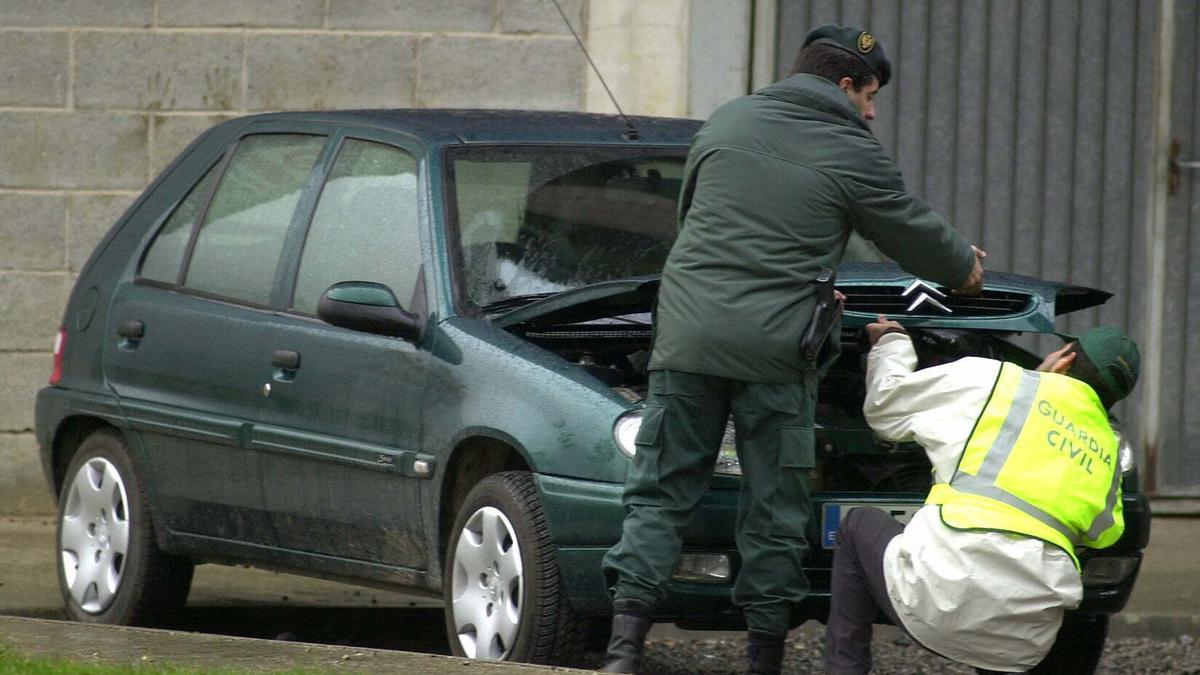 Agentes de la Guardia Civil inspeccionan un vehículo robado.