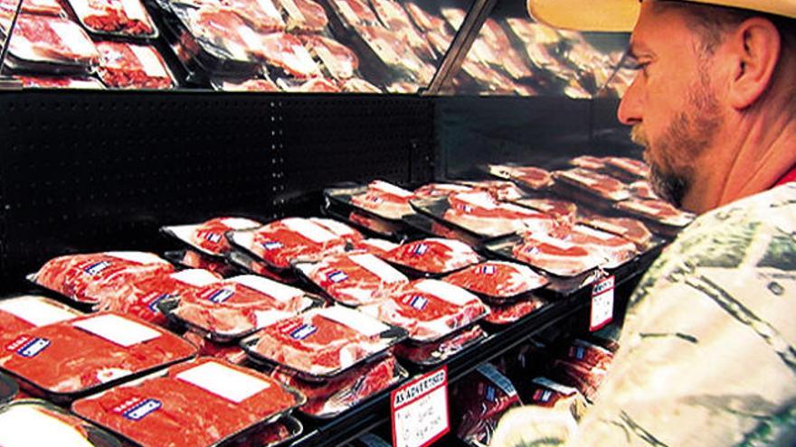 Bandejas de carne en un supermercado.