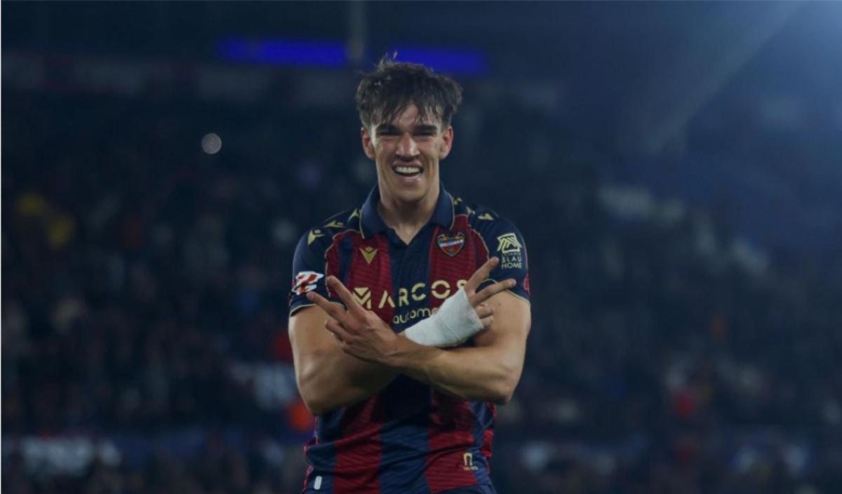 Carlos Espí celebrando uno de sus goles ante el Alavés en el Ciutat