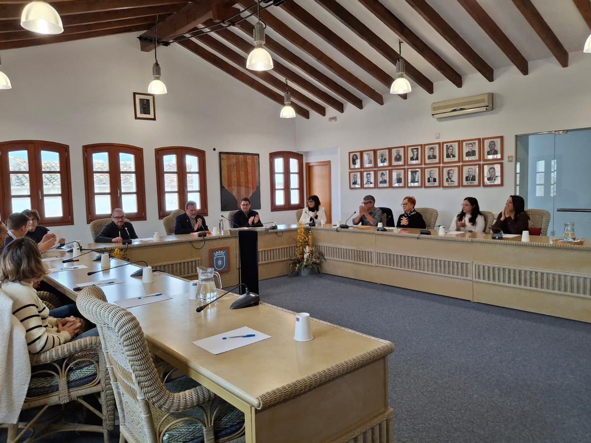 Las imágenes del relevo en Gata: Toni Signes (PSPV) ya es el nuevo alcalde