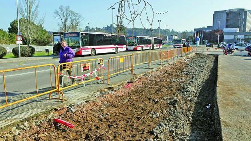 Obras en el área de estacionamiento de los autobuses de Emtusa en el Hospital de Cabueñes.