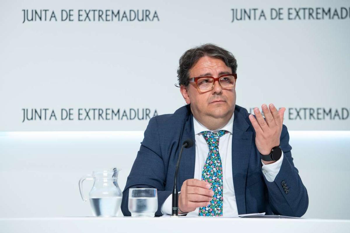 El vicepresidente segundo de la Junta y consejero de Sanidad, José María Vergeles