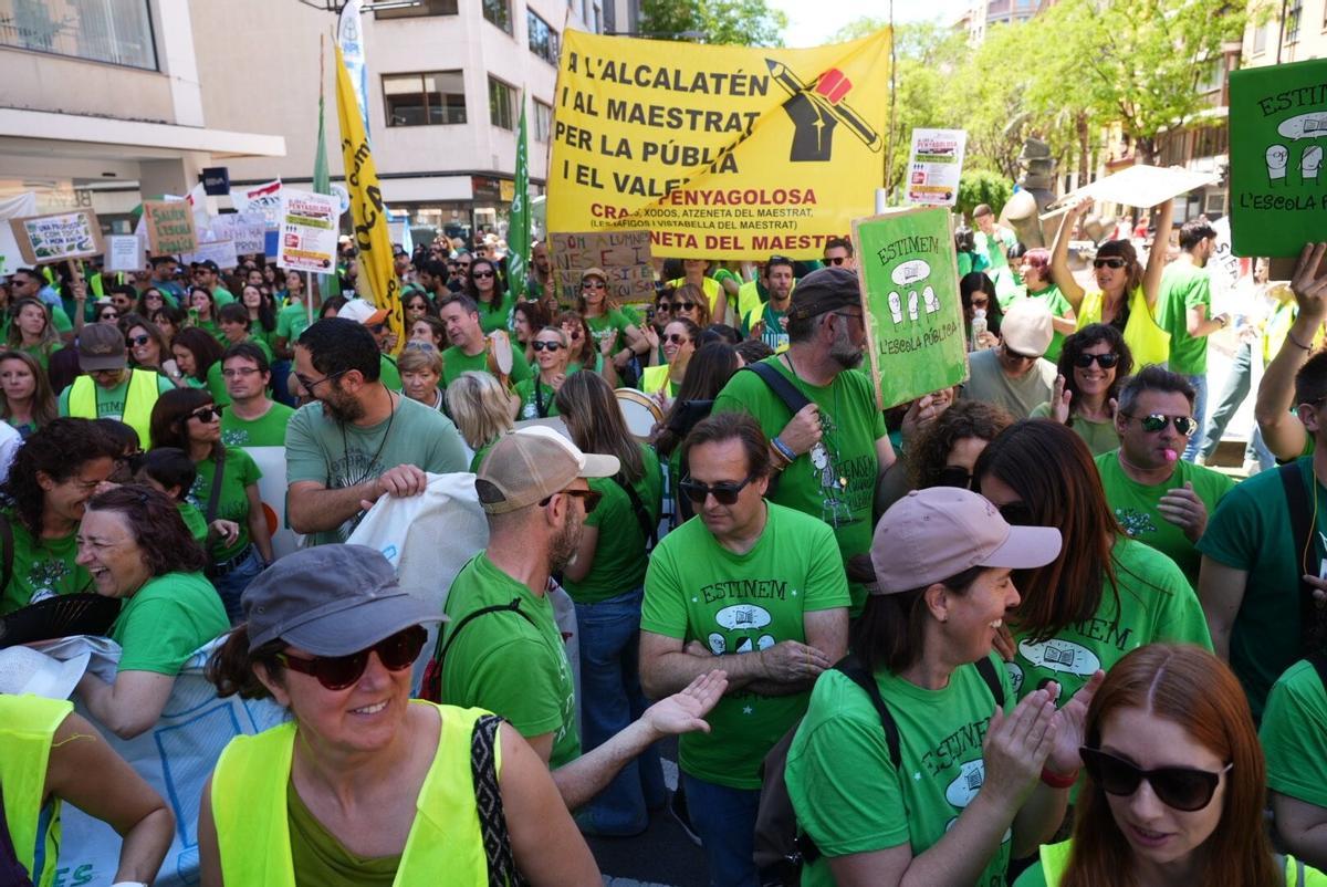 Manifestación de profesores ante la delegación de Hacienda de la Generalitat en el décimo día de huelga.