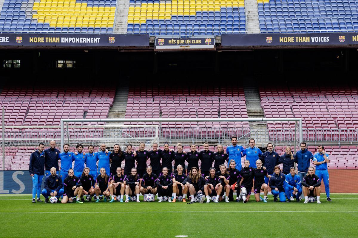 Las jugadoras y cuerpo técnico del Barça femenino en el Camp Nou antes del clásico con el Madrid.