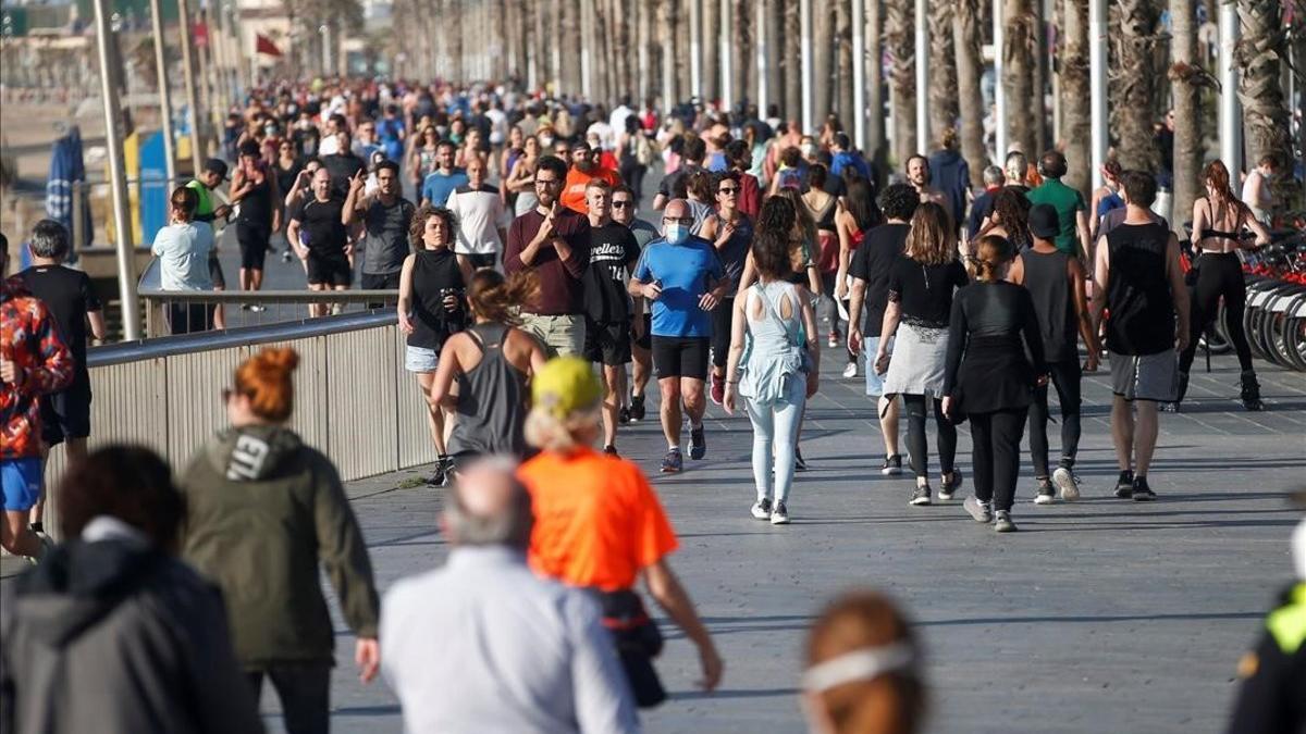 Paseo y ejercicio junto al mar, en el paseo Marítimo de la Barceloneta