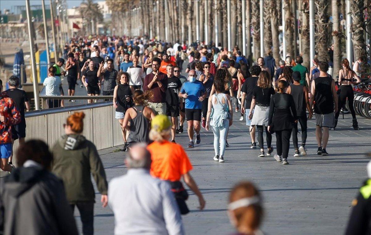 Paseo y ejercicio junto al mar, en el paseo Marítimo de la Barceloneta.