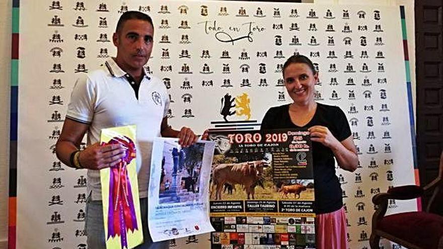 De Córdoba y Pérez en la presentacion del IX Toro de Cajón