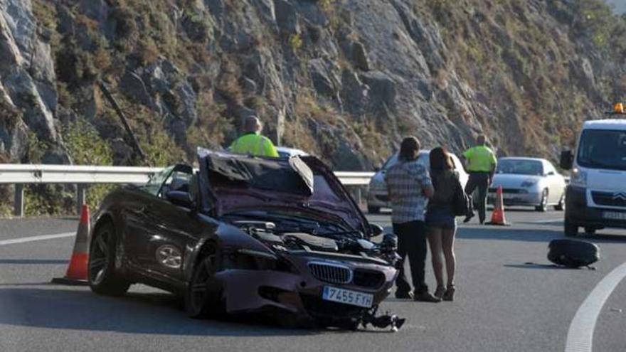 Ilesos tras salirse de la vía en la autopista de Carballo