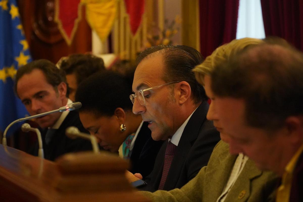 Eladio Buzo, concejal de Recursos Humanos de Badajoz, durante la exposión