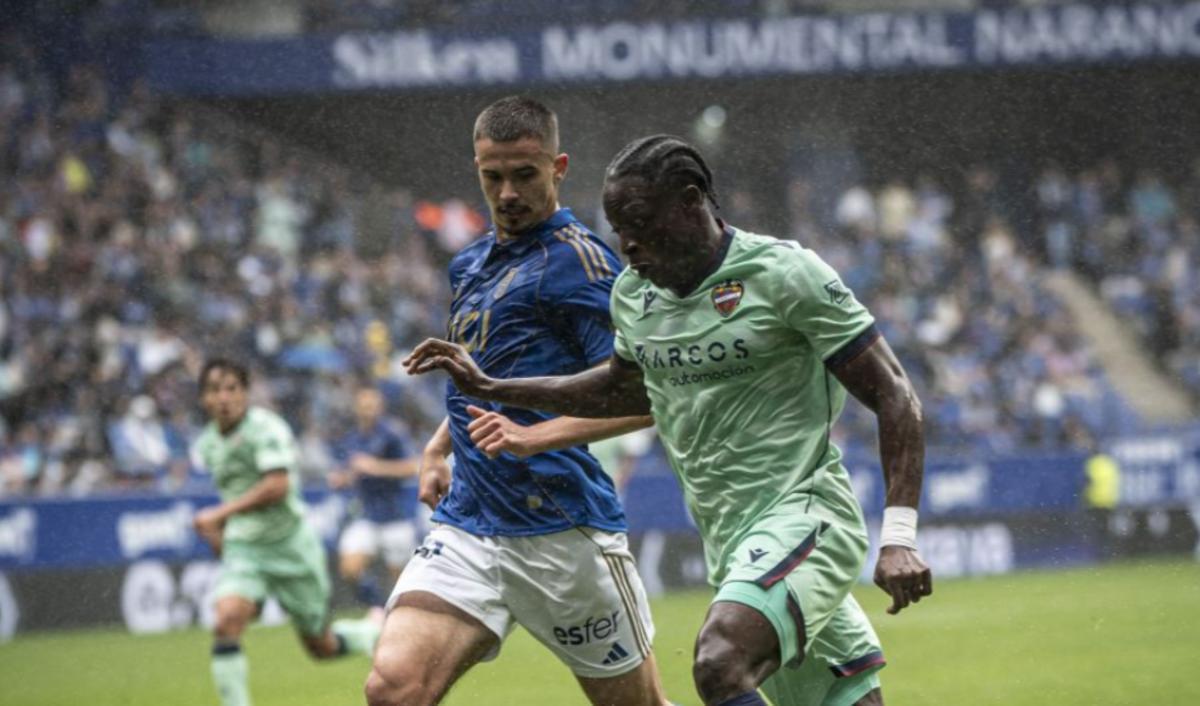 Etta Eyong, durante el encuentro ante el Oviedo