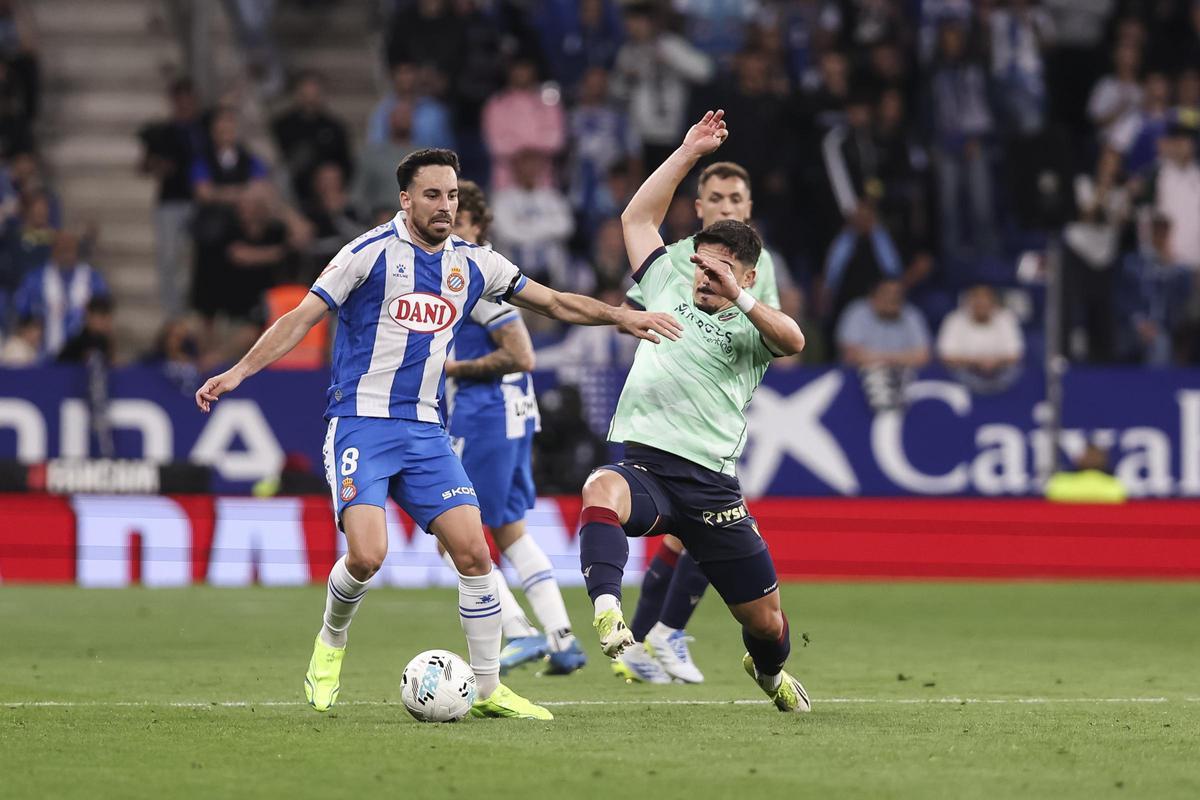 Un jugador del Levante UD lucha por robarle el balón a Edu Expósito