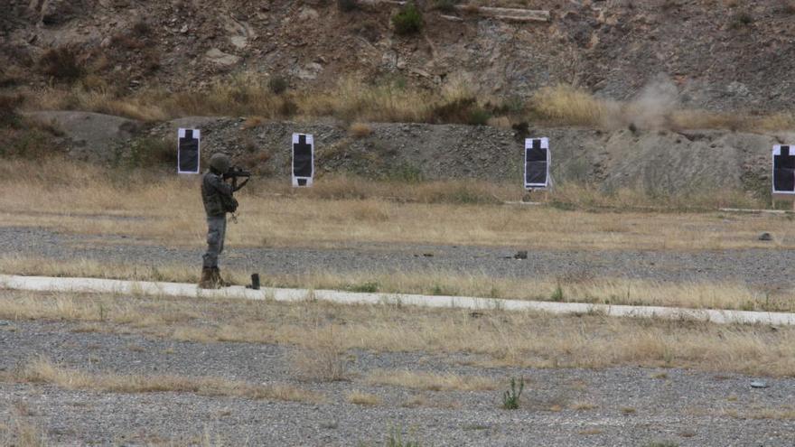 Un soldat realitzant pràctiques de tir a la base militar Àlvarez de Castro.