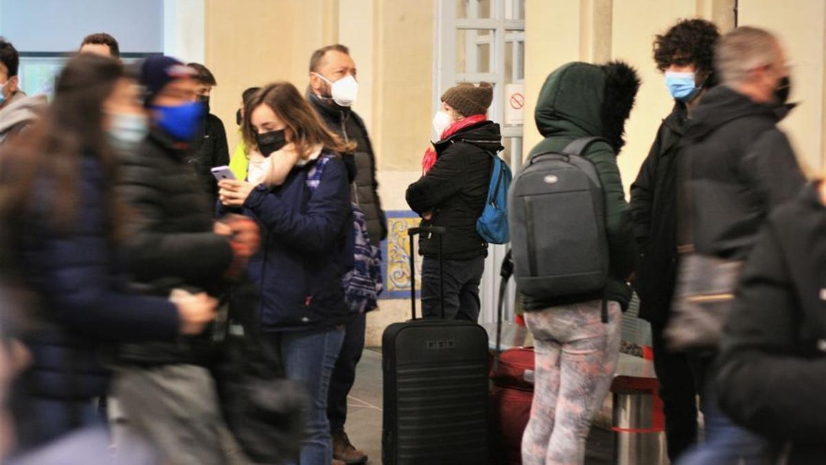 Viajeros desconcertados esperando a que llegara el tren regional a Valencia junto a otros que iban a coger el Cercanías.