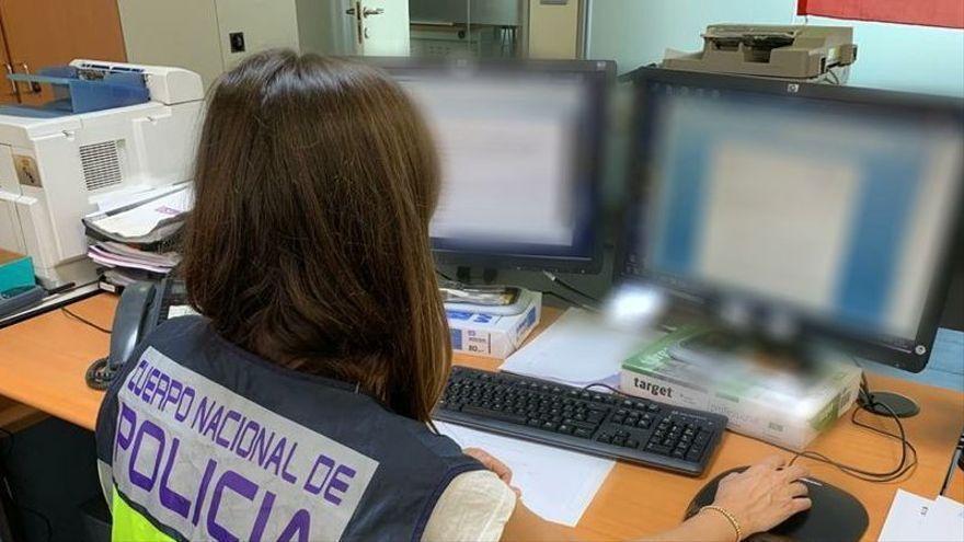 Una agente de la Policía Nacional de Elche, supervisando las redes sociales.