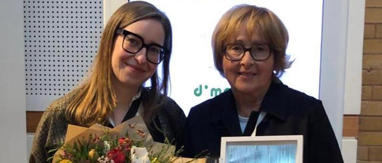 Anita Beckers, a la derecha, y Nina, directora de la galería que lleva el nombre de la primera, recogieron el premio otorgado a Amparo Sard en Berlín