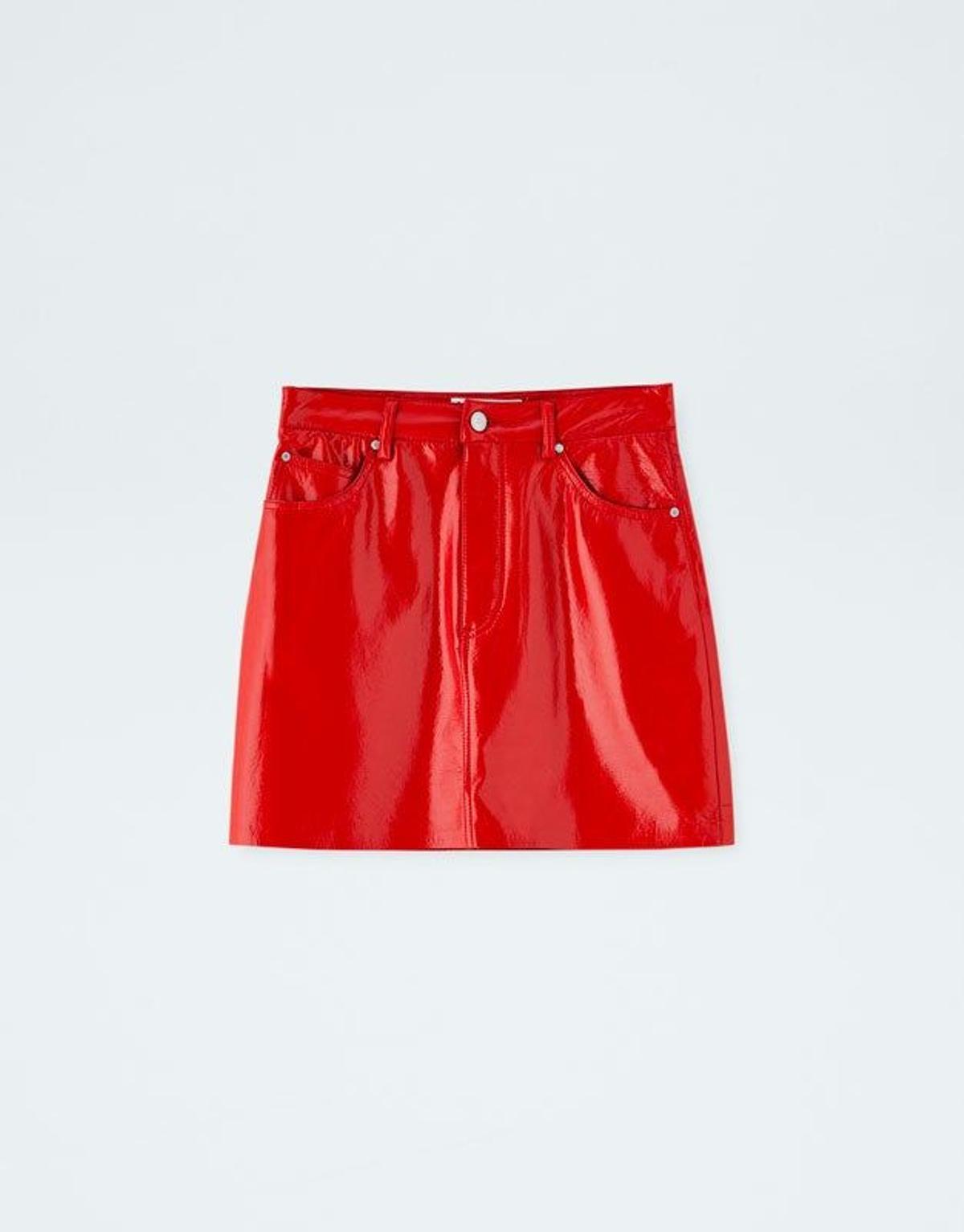 Minifalda de charol, de Pull and Bear (Precio: 19.99 euros)
