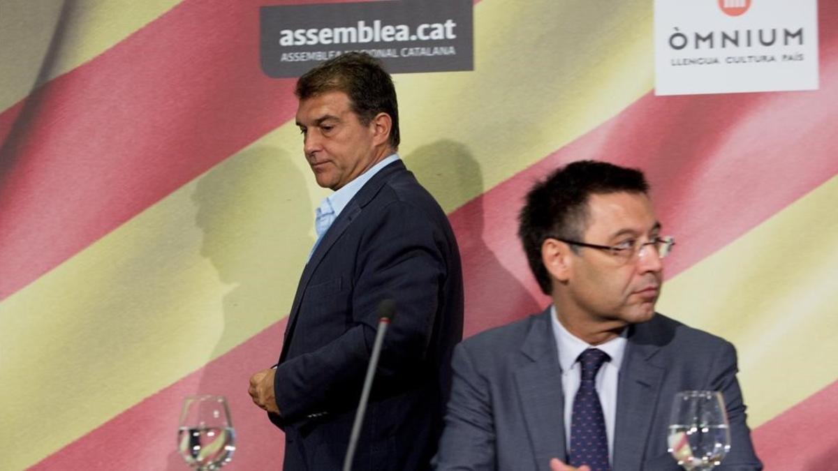 Joan Laporta pasa por detrás de Josep Maria Bartomeu en un acto por las selecciones catalanas, en julio del 2015.