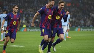 De Jong abraza a Lewandowski mientras les persigue Fermín tras el segundo gol del delantero polaco.