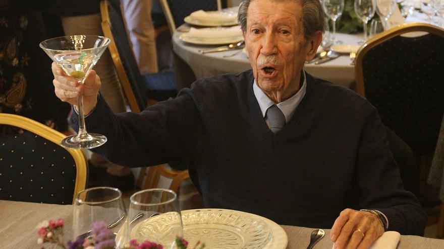 Manuel Alcántara, brindando en su 90 cumpleaños.